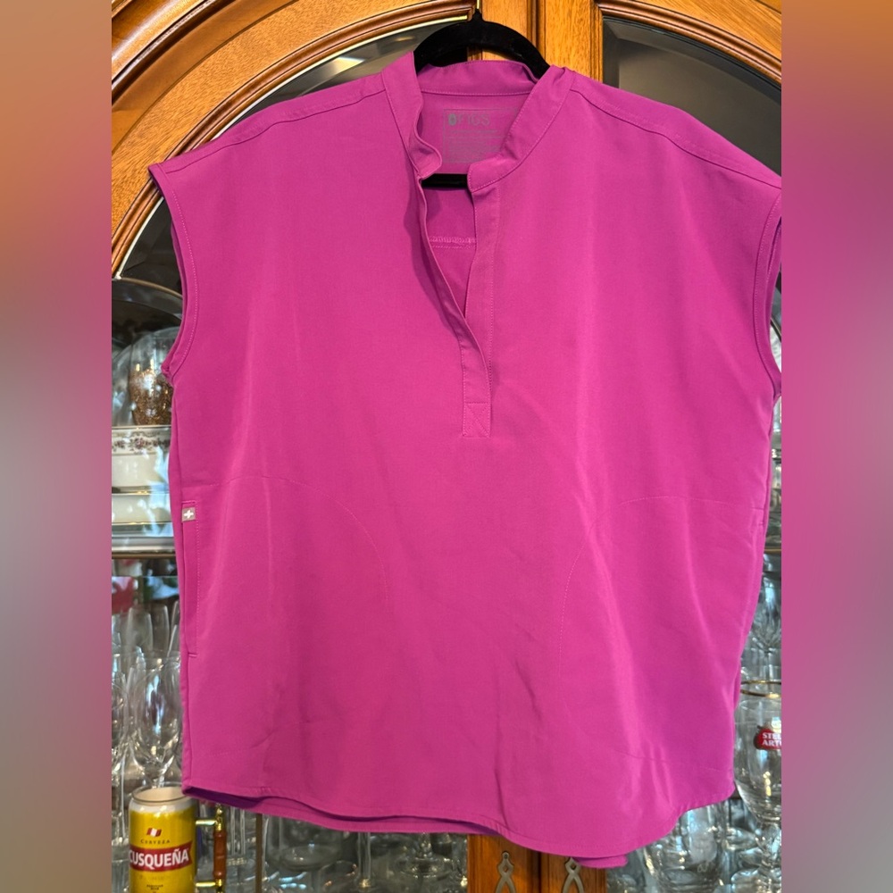 Figs Rafaela Scrub Top L in Bright Fuchsia